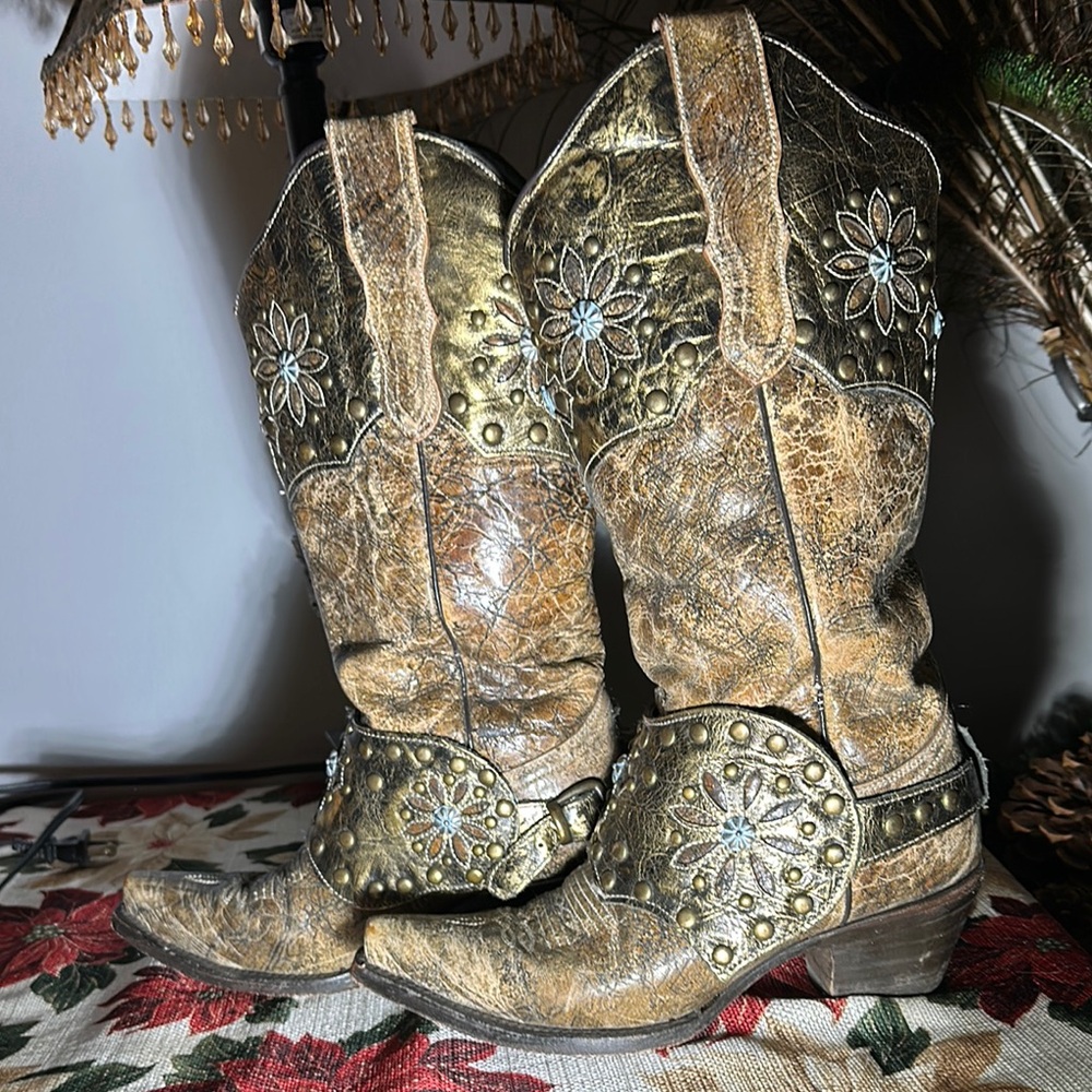 Vintage Corral Western Cowboy Boots, studded w/Floral & Cross designs Size 6